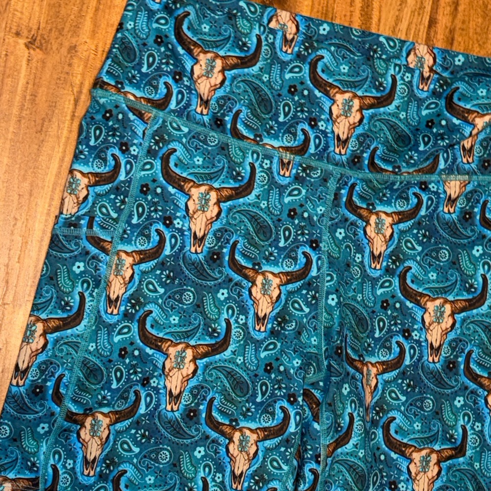 Constantly Varied Gear women shorts elevation 7” pockets lifting blue cow skull - Picture 2 of 7